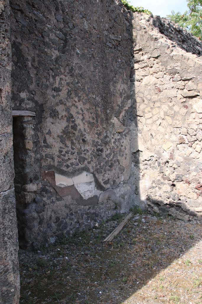 VI.17.13 Pompeii. September 2021. 
Looking north-west through doorway of triclinium on north side of atrium. Photo courtesy of Klaus Heese.