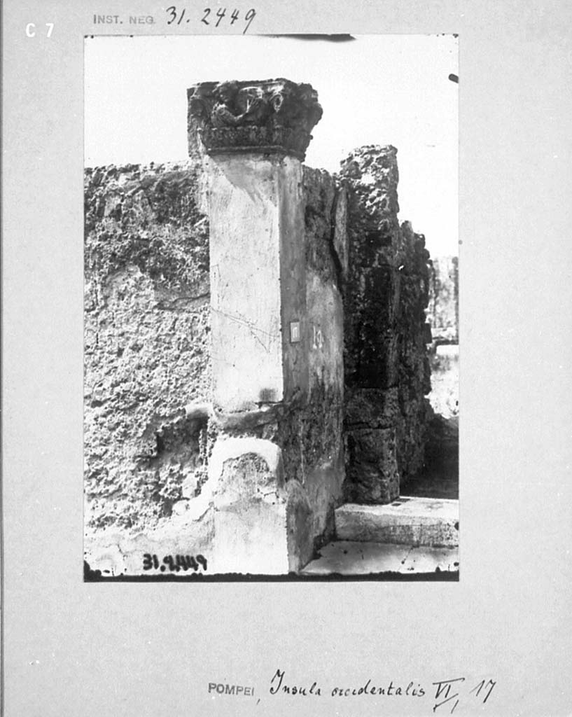 VI.17.17 Pompeii. Undated photograph showing capital on south side of entrance doorway.
Foto Taylor Lauritsen, ERC Grant 681269 DÉCOR.
DAIR 31.2449. Photo © Deutsches Archäologisches Institut, Abteilung Rom, Arkiv.
