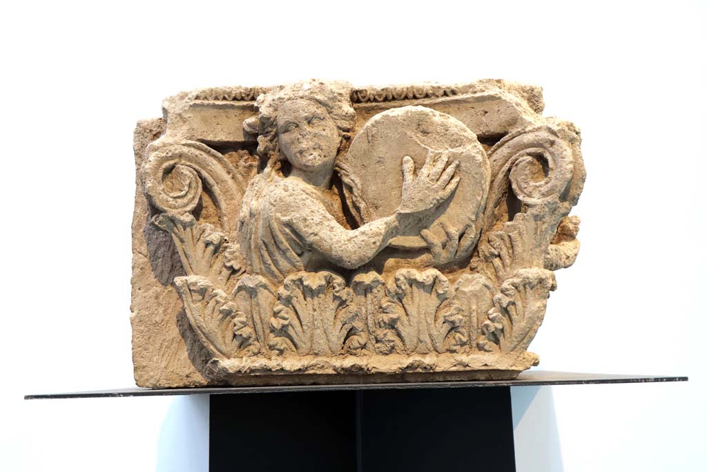 VI.17.17 Pompeii. February 2021. 
Side of Capital facing onto Via Consolare, on display in Antiquarium. Photo courtesy of Fabien Bièvre-Perrin (CC BY-NC-SA).