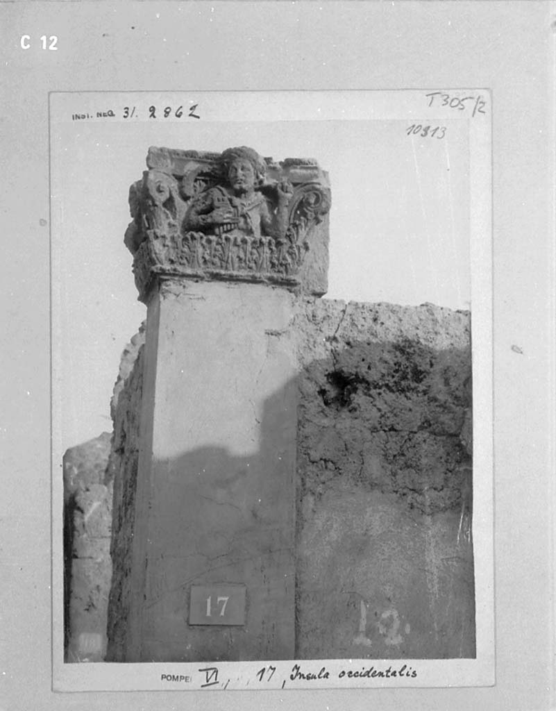 VI.17.17 Pompeii. Undated photograph showing capital on south side of doorway, facing onto vestibule.
Foto Taylor Lauritsen, ERC Grant 681269 DÉCOR.
DAIR 31.2862. Photo © Deutsches Archäologisches Institut, Abteilung Rom, Arkiv.