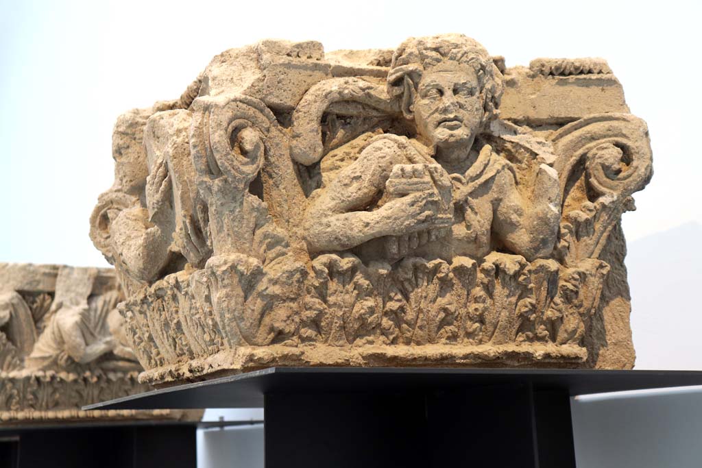 VI.17.17 Pompeii. February 2021. 
Capital from side of door pillar, facing onto vestibule of entrance doorway, now on display in Antiquarium. 
Photo courtesy of Fabien Bièvre-Perrin (CC BY-NC-SA).