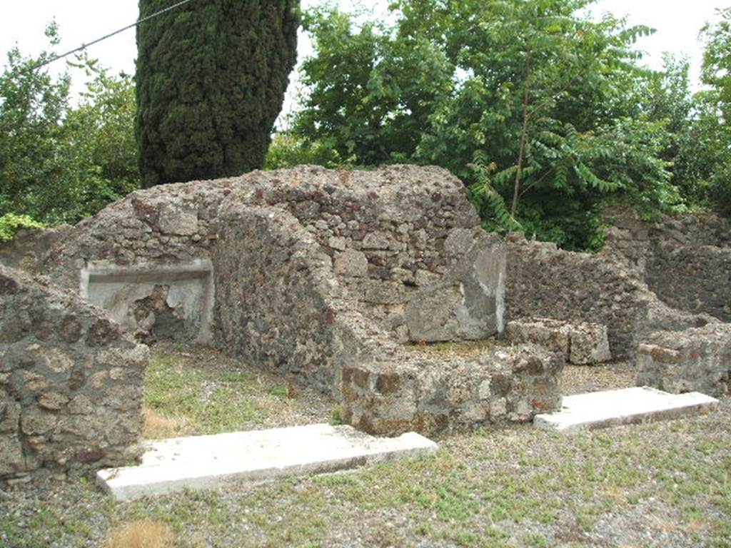 VI.17.17 Pompeii. May 2005. Doorways to cubicula on south side of atrium.
The cubiculum, on the left, has a bed recess in its south wall.