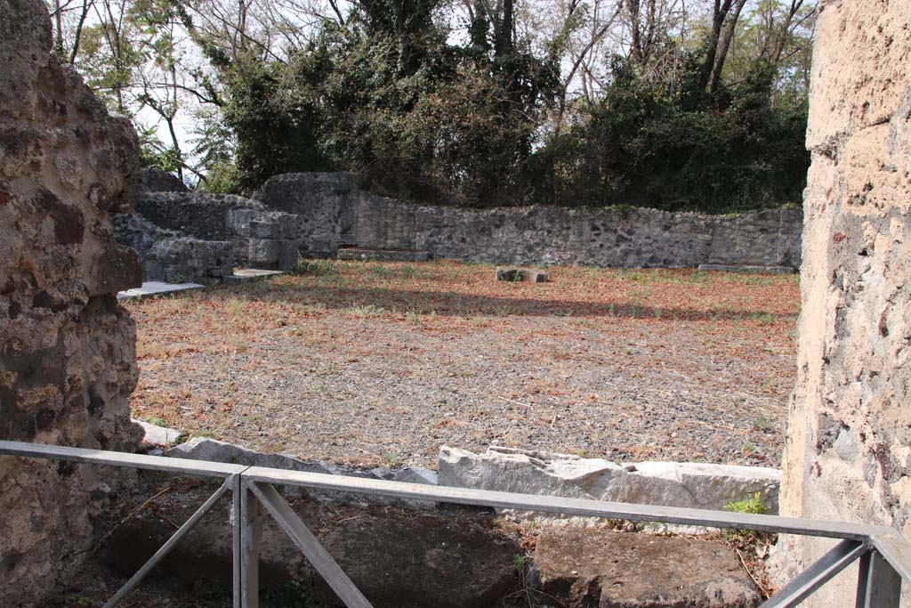 VI.17.17 Pompeii. September 2021. 
Looking south-west across atrium from entrance doorway, towards ala. Photo courtesy of Klaus Heese.