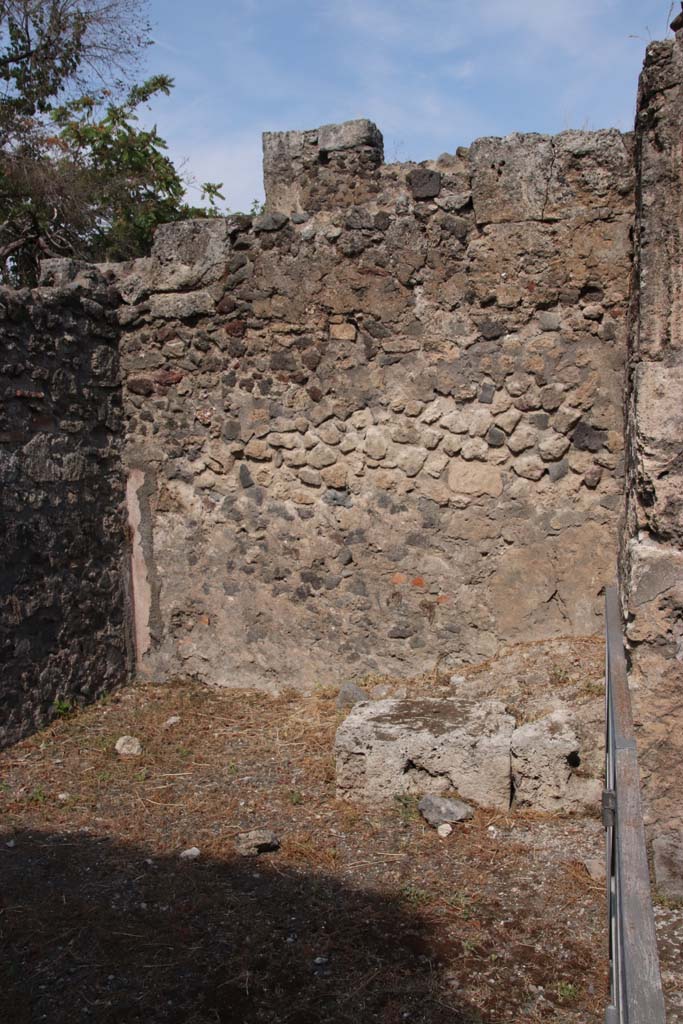 VI.17.18 Pompeii. September 2021. 
North wall of shop, and structure in north-east corner. Photo courtesy of Klaus Heese.