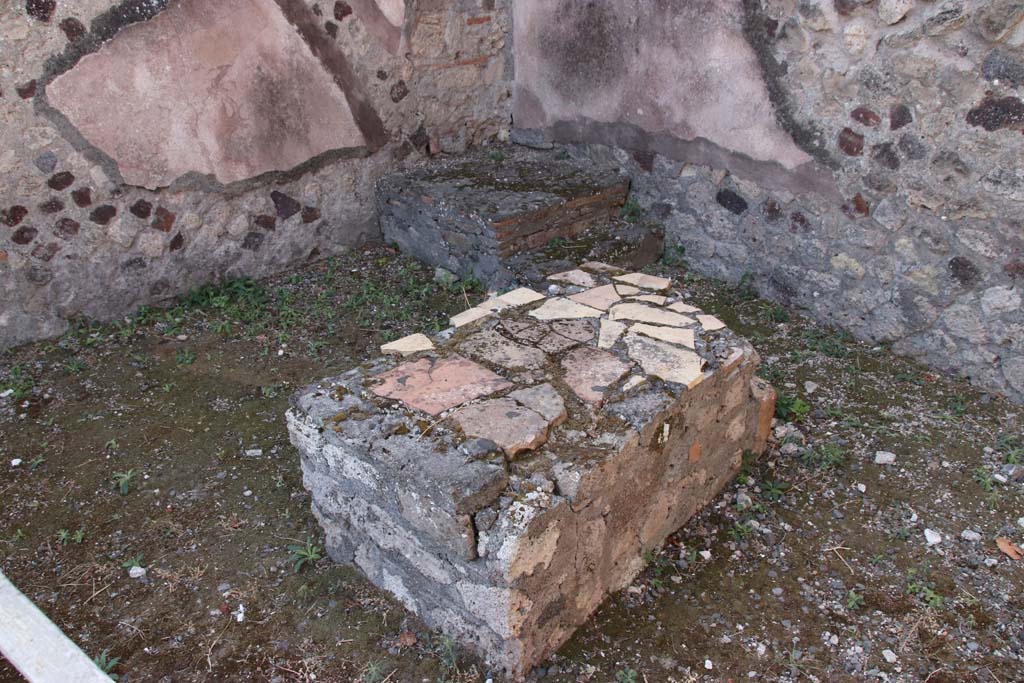 VI.17.19 Pompeii. September 2021. 
Looking across podium in shop to south-west corner with masonry base of steps. Photo courtesy of Klaus Heese.