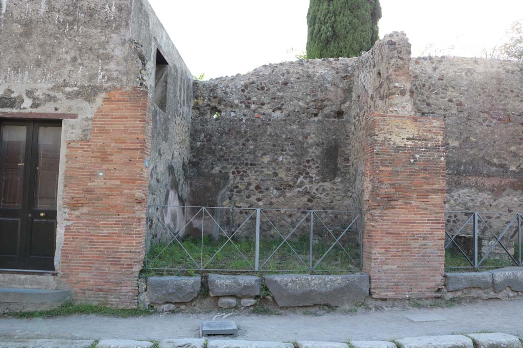 VI.17.20, Pompeii. December 2018. 
Looking towards entrance doorway on west side of Via Consolare. Photo courtesy of Aude Durand.