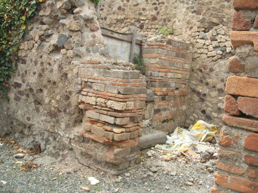 VI.17.23 Pompeii. Step to peristyle, in room on north side of shop at VI.17.24.