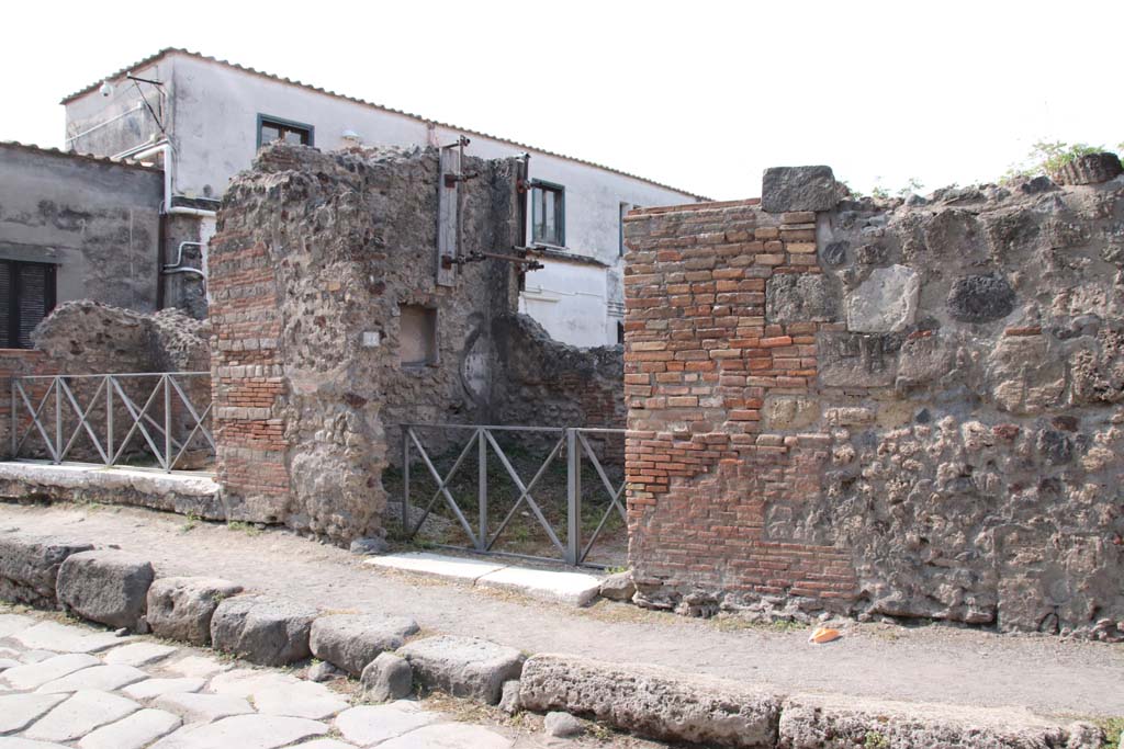 VI.17.24 Pompeii, in centre. September 2021. 
Entrance doorways on west side of Via Consolare, with VI.17.25, on left. Photo courtesy of Klaus Heese.