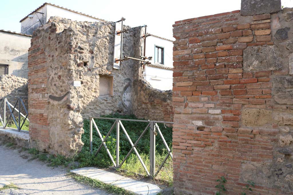 VI.17.24 Pompeii, in centre. September 2021. 
Entrance doorways on west side of Via Consolare, with VI.17.25, on left. Photo courtesy of