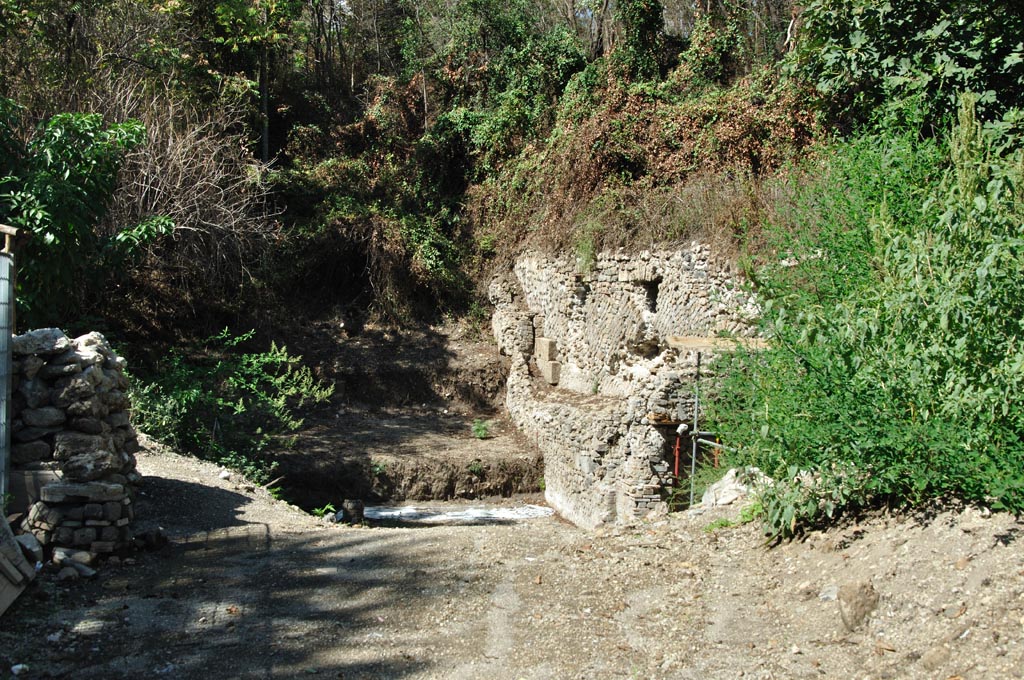 VI.17.25/23 Pompeii. September 2017. Lowest level of the house, at the rear of VI.17.23. 
Looking towards rooms on east side of portico at rear of house. Photo courtesy of Domenico Esposito.