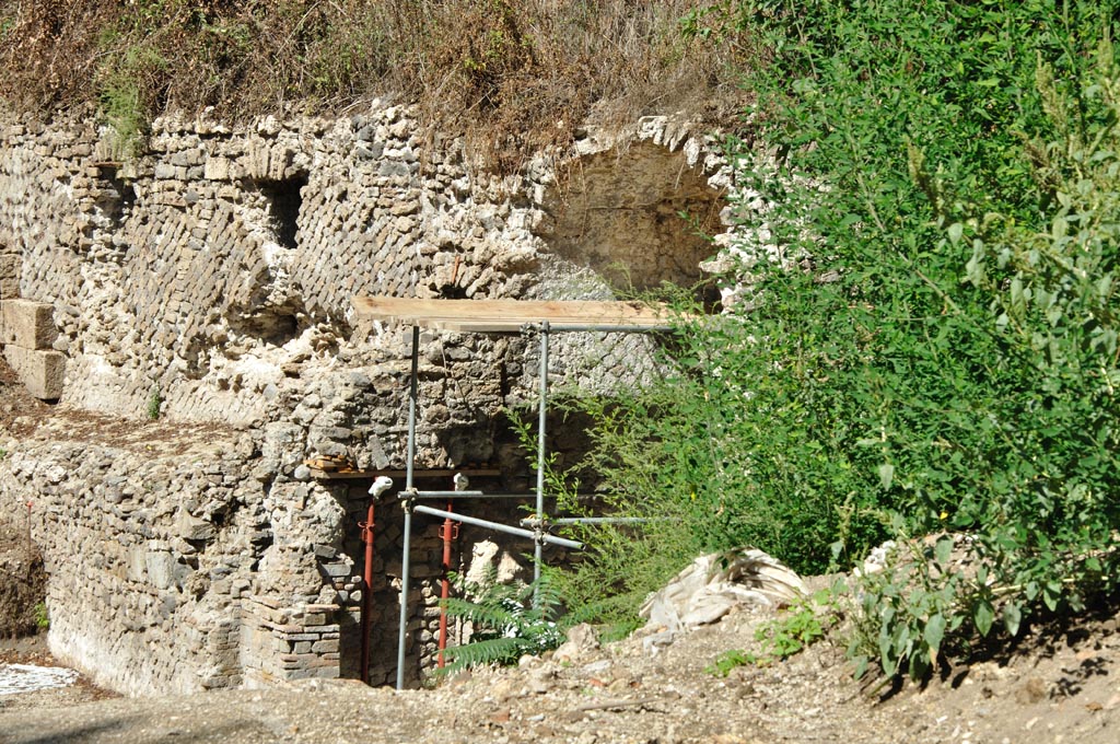 VI.17.25/23 Pompeii. September 2017. 
West side of house, looking towards rear wall, with two windows - one into a possible triclinium, and another into a corridor, followed by a vaulted room, possibly another triclinium.  Photo courtesy of Domenico Esposito.
According to Luigi Cicala -
“The development of the building on the hillside is characterised by a mighty terracing wall in opus reticulata, a technique that also recurs in the upper levels of the building. This structure, about 5.30m high, supports the second level and reveals an organisation of construction that is not particularly accurate …….”
See Pompei Insula Occidentalis: Conoscenza Scavo Restauro e Valorizzazione, ed by Greco, G; Osanna, M; Picone, R. (2020).
Rome – Bristol – “L’ERMA” di BRETSCHNEIDER,  (p.561-562).