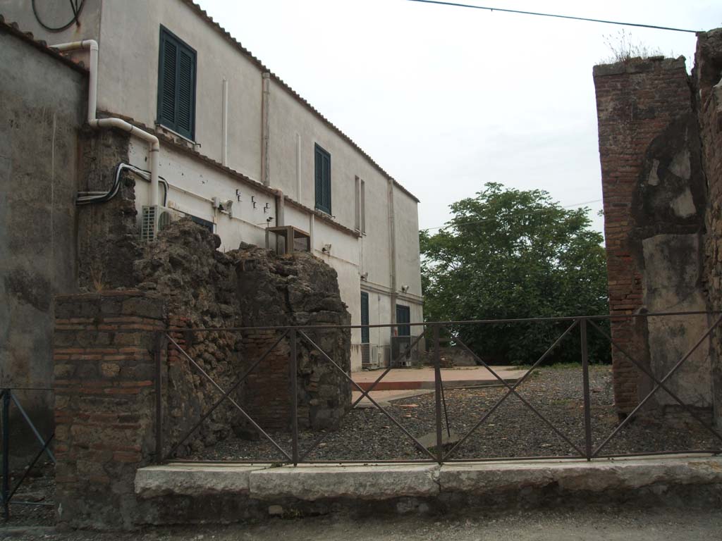 VI.17.25 Pompeii. May 2005. Entrance doorway to wide vestibule.
According to PAH, 1, 1, 15th June 1780, (p.311) –
“Si continua a slargare la terra dal fianco dell’abitazione gia scoperta, come nel passato rapporto.
Essendosi puliti li due gradi dell’ingresso dell’abitazione gia scoperta, tra lo spazio del grado esterno all’interno vi e il pavimento di musaico nero, di pal.15 ed on.9 di fronte per pal. 4 e 6 on.  Nel mezzo di questo pavimento vi e rappresentato un rettangolo con leone colorito in campo bianco; e di pal. 6 e 9 on. per pal. 3 ed 8 on.
Il grado esterno che vi esiste e di marmo bianco, l’interno mancante dimostra che pure era dello stesso marmo”.
(translation – One continued to widen the soil at the side of the dwelling already discovered, as in the previous report.
Having cleaned the two steps of the entrance of the dwelling already discovered, between the space of the external step to the internal step, there was a black mosaic floor, approximately 4.15m in front, by 1.19m.
In the middle of this floor was a rectangle showing a coloured lion in a white background: it was approximately 1.78m by 0.97.
The external step that exists here is of white marble, the missing internal showed that it was of the same marble”.)
According to Fiorelli in PAH, 1, 15th June 1780, (Addenda, p.164) –
“Soglia dell’ingresso principale di un’abitazione lungo la strada principale, sul margine della citta, con mosaico rappresentante un leone: 
questa trovasi dirimpetto a quella detta di Atteone”.
(translation - The threshold doorstep of the principal entrance of a dwelling along the principal roadway on the edge of the city, with mosaic representing a lion: this was found opposite to that called “of Acteon”.)