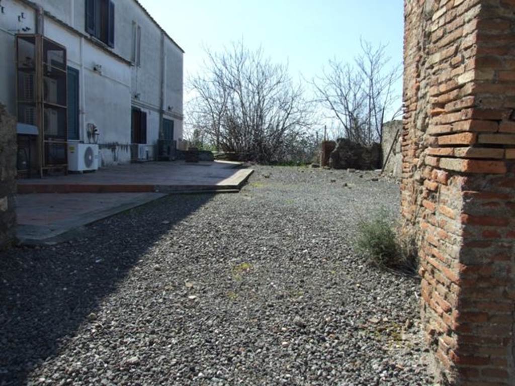 VI.17.25 Pompeii. March 2009. Looking west into site of atrium. According to Garcia y Garcia, in 1943 a bomb fell down into the basement and exploded.  It demolished some (at least two) of the dividing walls.
The house has remained a complete ruin since. See Garcia y Garcia, L., 2006. Danni di guerra a Pompei. Rome: L’Erma di Bretschneider. (p.96)