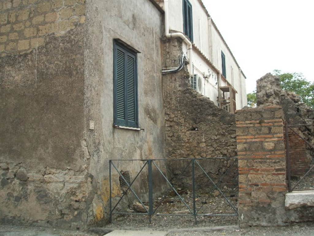 VI.17.26 Pompeii. May 2005. Looking west to entrance doorway.
According to Fiorelli – the dwelling at VI.17.23/25 had six shops attached to it, along the Via Consolare.
According to Mazois – the shops could be accounted for at VI.17.19/20/21/22, and with two shops at VI.17.23/24.
(In fact, VI.17.24 was an entrance (perhaps a shop?) leading to a passageway with stairs, and with an area to the north of it, leading to a step to the peristyle at VI.17.23). 
On the Mazois plan, he describes the entrance above, as –
A.  Passage which, by means of a gentle ramp, leads to the roadway (see VI.17.25).