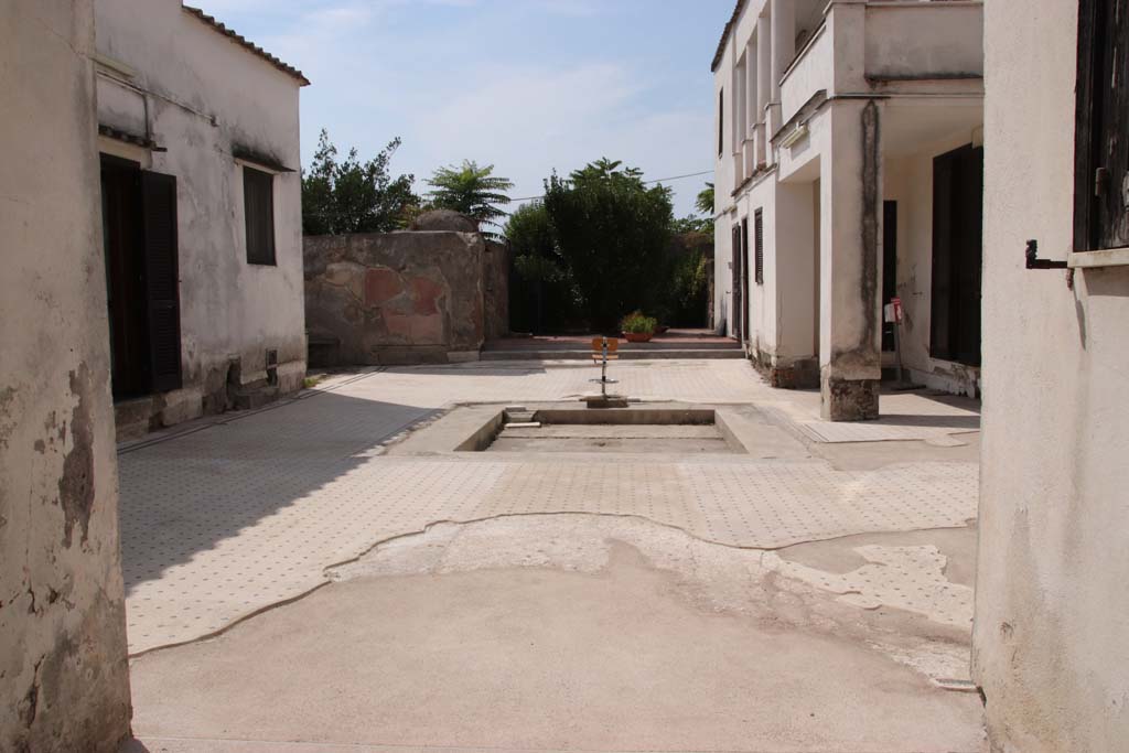 VI.17.27 Pompeii. September 2021. 
Looking west through entrance doorway towards atrium with mosaic floor and impluvium. Photo courtesy of Klaus Heese.
