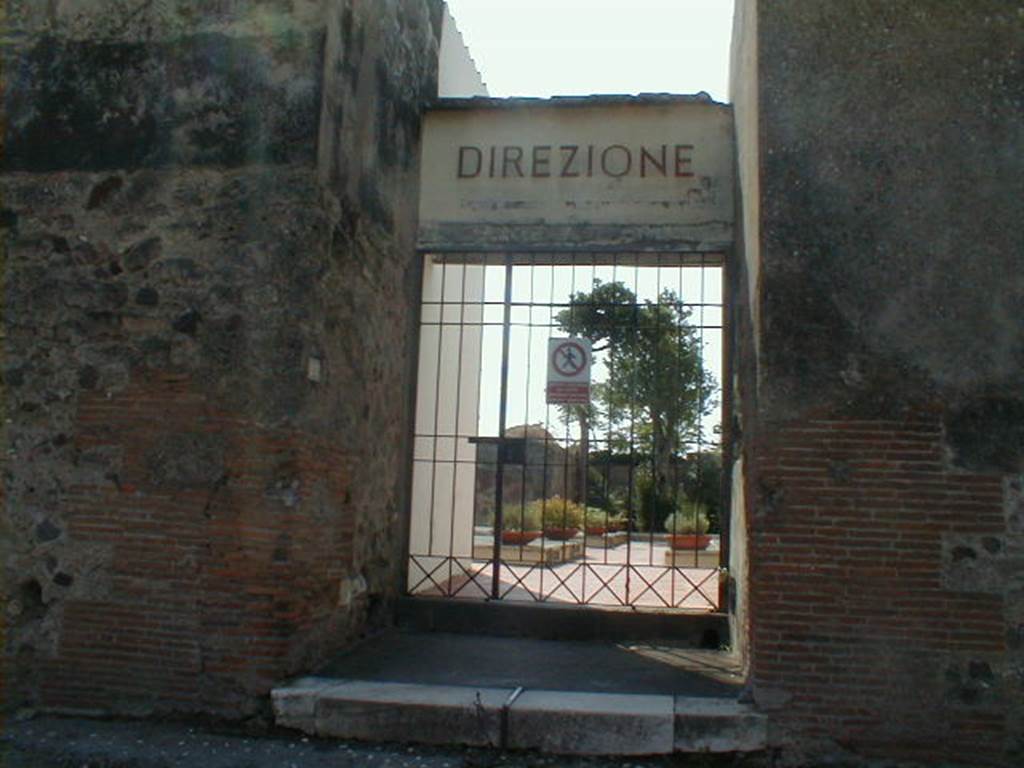 VI.17.27 Pompeii. September 2004. Looking west to entrance doorway. According to CTP-  
“the form of the fifth skeleton (made into a plaster model by Fiorelli) discovered in 1868, was conserved at the Scuola archeologica, VI.Ins.Occ.27, for which this structure has been given a similar denomination”. (The names Casa dei cadaveri di gesso, and Casa degli scheletri were both used for this house, which are similar names to those sometimes used for VI.17.23-25, which according to Breton, was also known as “Maison des cadavres moules” deriving from the first four skeletons made into plaster models by Fiorelli on 5th February 1863, and were then conserved in that house). See CTP II, p.268,