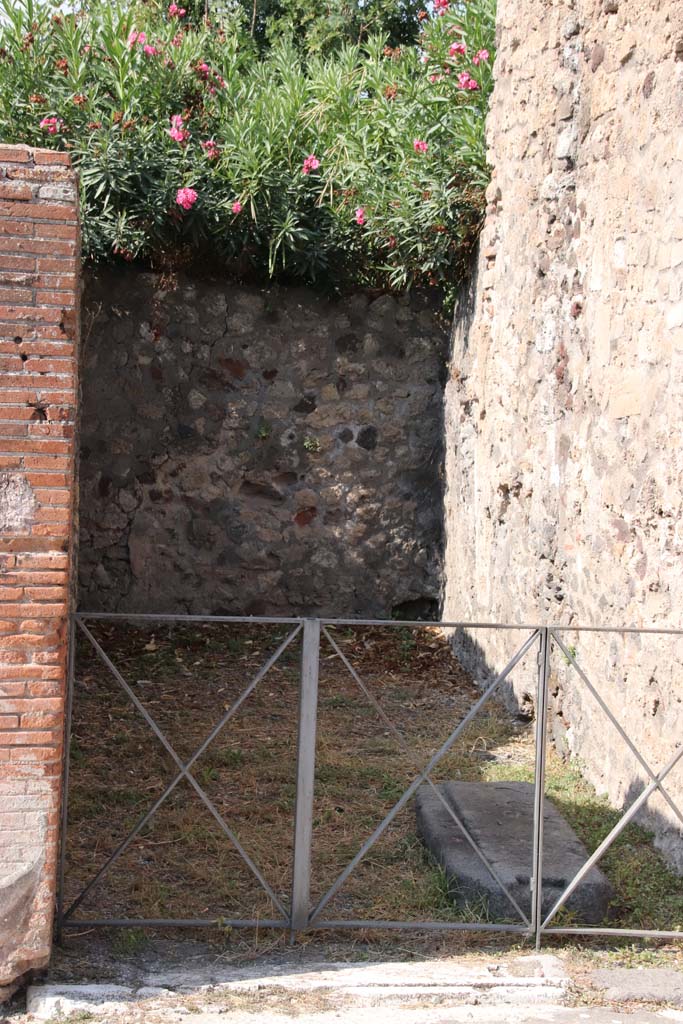 VI.17.30 Pompeii. September 2021. 
Looking towards west wall, north-west corner and north wall. Photo courtesy of Klaus Heese.