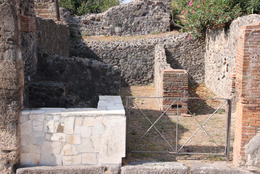 VI.17.31 Pompeii. September 2021. 
Looking west to entrance doorway on Via Consolare. The large room at the rear is part of VI.17.32-36. Photo courtesy of Klaus Heese.