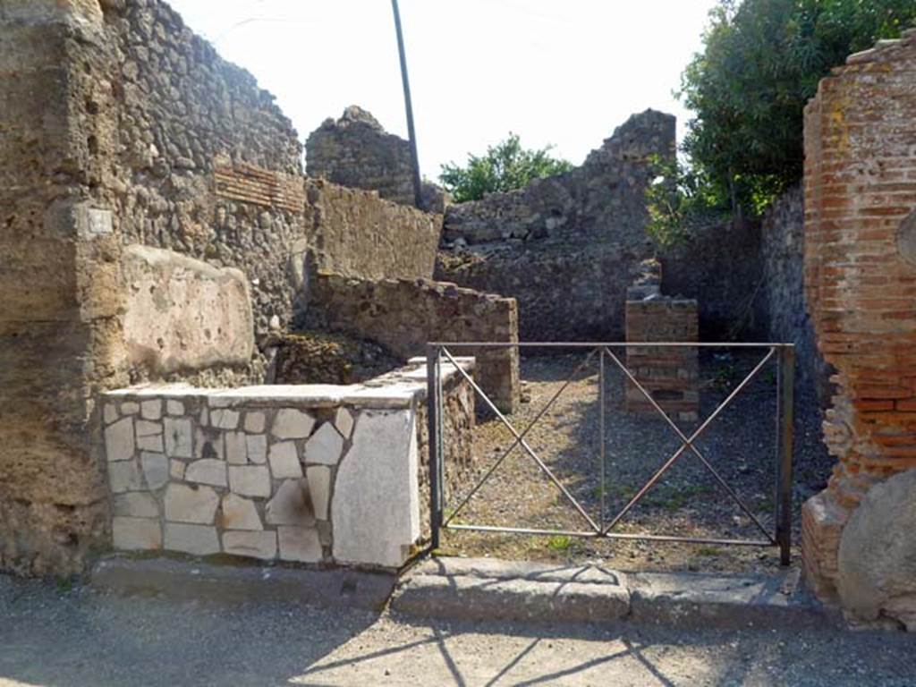 VI.17.31 Pompeii. May 2011. Looking west to entrance doorway. Photo courtesy of Michael Binns. According to Fiorelli –
“Una taberna attigua all’indicato edifizio, faceva parte del caseggiato che fa seguito. Ha il podio per la vendita, la bocca della cisterna, la scaletta dell’ammezzato, e nel fondo due celle per gli avventori.”
See Fiorelli, G. (1875). Descrizione, (p.434)
See Pappalardo, U., 2001. La Descrizione di Pompei per Giuseppe Fiorelli (1875). Napoli: Massa Editore. (p.159)
(translation – "A bar adjacent to the designated building, which was part of the house that followed. It had a sales podium/bench, a cistern-mouth, the stairs up to the mezzanine, and at the rear two rooms for the customers. "