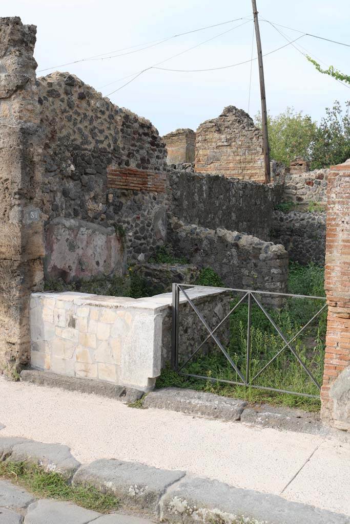 VI.17.31 Pompeii. December 2018. 
Entrance doorway and south wall. Photo courtesy of Aude Durand.