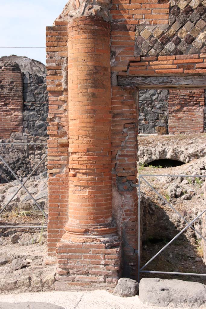 VI.17.35 Pompeii, on right. September 2021. 
Brick pillar between VI.17.36, on left, and VI.17.35. Photo courtesy of Klaus Heese.