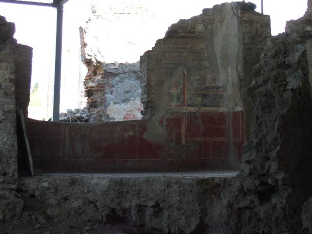 VI.17.36 Pompeii. May 2006. North wall with window, in eastern cubiculum (room “a”) of VI.17.36 on south side of peristyle. Photo taken from VI.17.41.
According to PPP, the zoccolo/plinth was red and in the central panel was a swan flying towards the left towards another panel with a flowering plant. 
The middle zone of the wall was black, and in a narrow compartment, at the side of the window, a fountain or base of a painted candelabra can be seen.
See Bragantini, de Vos, Badoni, 1986. Pitture e Pavimenti di Pompei, Parte 3. Rome: ICCD. (p.1)