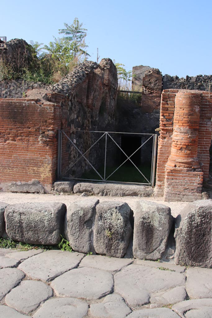 VI.17.37 Pompeii. October 2023.
Looking west to entrance doorway. Photo courtesy of Klaus Heese.