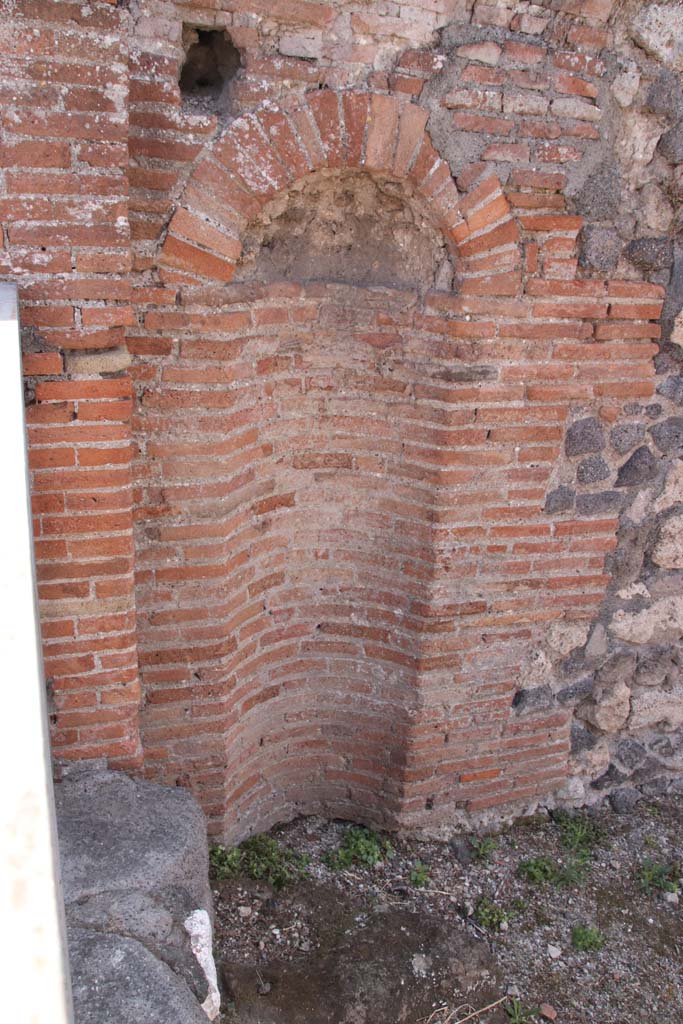 VI.17.37 Pompeii. September 2021. 
Niche/recess on east side of south wall near entrance doorway. Photo courtesy of Klaus Heese.