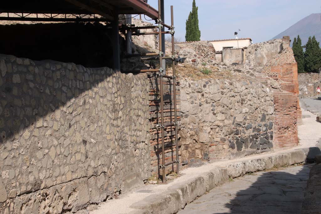 VI.17.40-39 Pompeii. September 2021. The blocked doorway of VI.17.39, is on the right. 
Looking north on Vicolo del Farmacista towards its junction with Via Consolare. Photo courtesy of Klaus Heese.