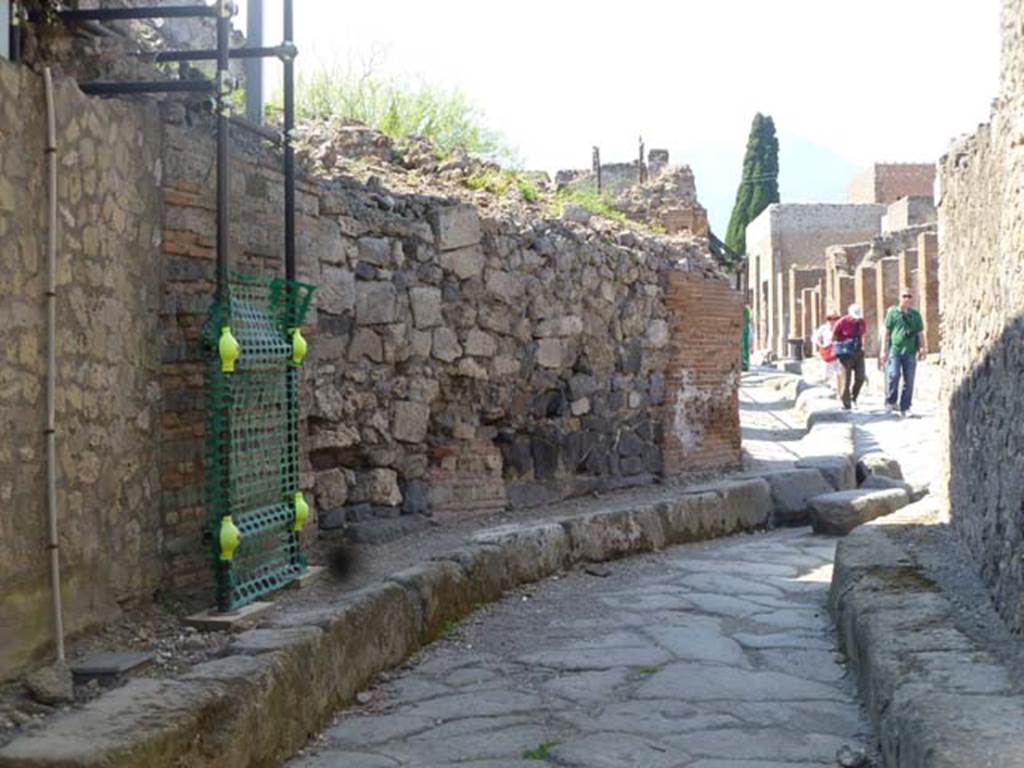 VI.17.40-39 Pompeii. May 2011. The blocked doorways are on the left side of the roadway.
Looking north on Vicolo del Farmacista towards its junction with Via Consolare. Photo courtesy of Michael Binns.