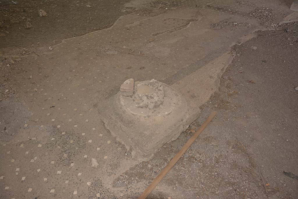 VI.17.41 Pompeii. September 2019. Atrium, column base on corner of impluvium.
Foto Annette Haug, ERC Grant 681269 DÉCOR.