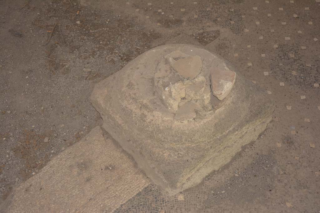 VI.17.41 Pompeii. September 2019. Detail of column base on corner of impluvium in atrium.
Foto Annette Haug, ERC Grant 681269 DÉCOR.