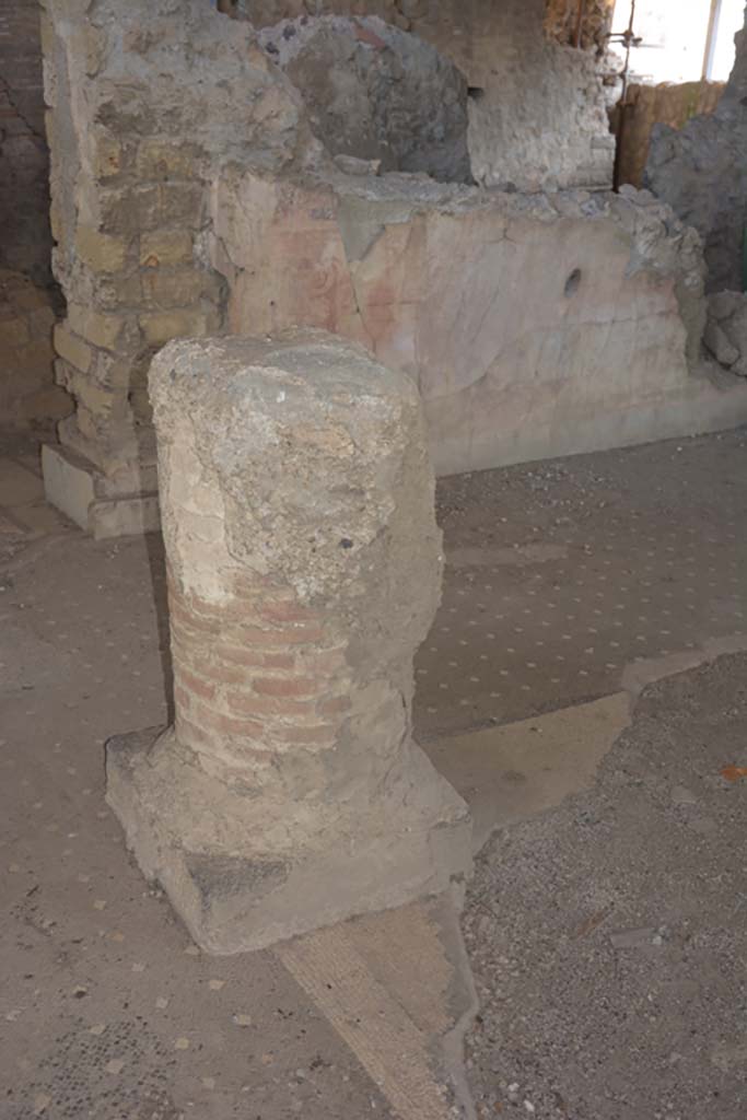 VI.17.41 Pompeii. September 2019. 
Atrium, part of remaining brick column with stucco covering, from north-west corner of impluvium.
Foto Annette Haug, ERC Grant 681269 DÉCOR.
