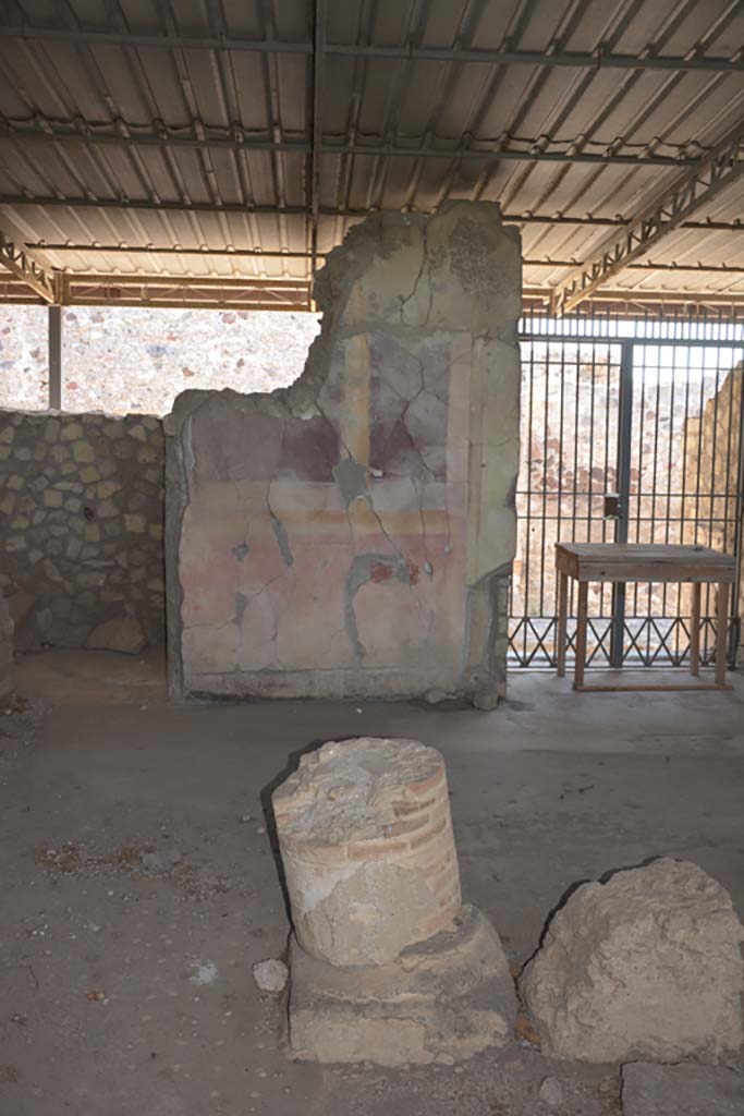 VI.17.41 Pompeii. September 2019. 
Looking east across atrium towards north side of entrance doorway.
Foto Annette Haug, ERC Grant 681269 DÉCOR.