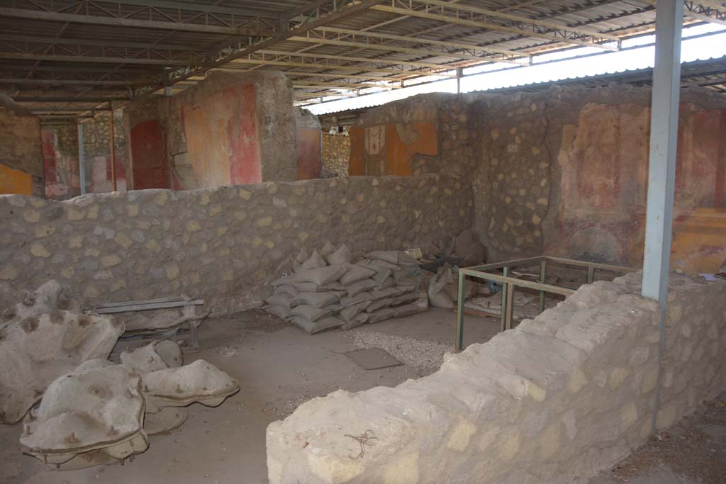 VI.17.41 Pompeii. September 2019. 
Looking over dividing rear south wall into rooms in VI.17.42 from triclinium on south side of atrium. 
The only remaining painted decoration surviving in the triclinium can be seen on the west wall, on right.
Foto Annette Haug, ERC Grant 681269 DÉCOR.
