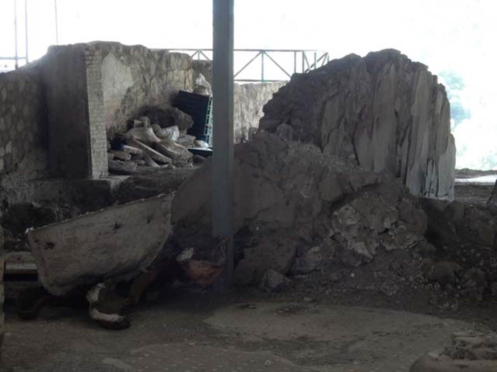 VI.17.41 Pompeii. May 2015. Looking west towards room in south-west corner. 
Photo courtesy of Buzz Ferebee.