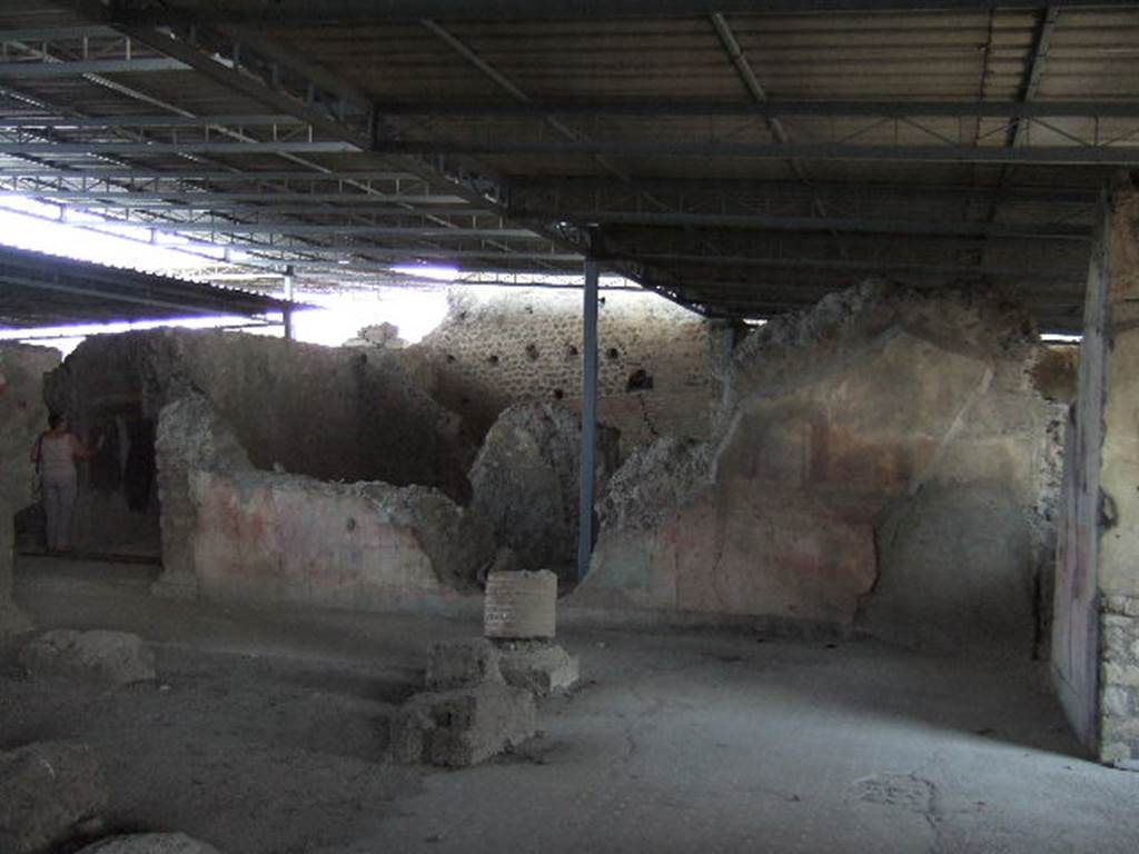 VI.17.41 Pompeii. May 2006. North wall of atrium in north-east corner.