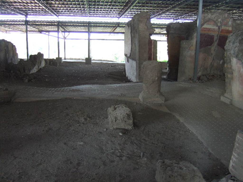 VI.17.41 Pompeii. May 2006. Looking west across north side of atrium, towards tablinum in centre.  On the right of the tablinum is the doorway into a small cubiculum, and then the open doorway into the north ala.