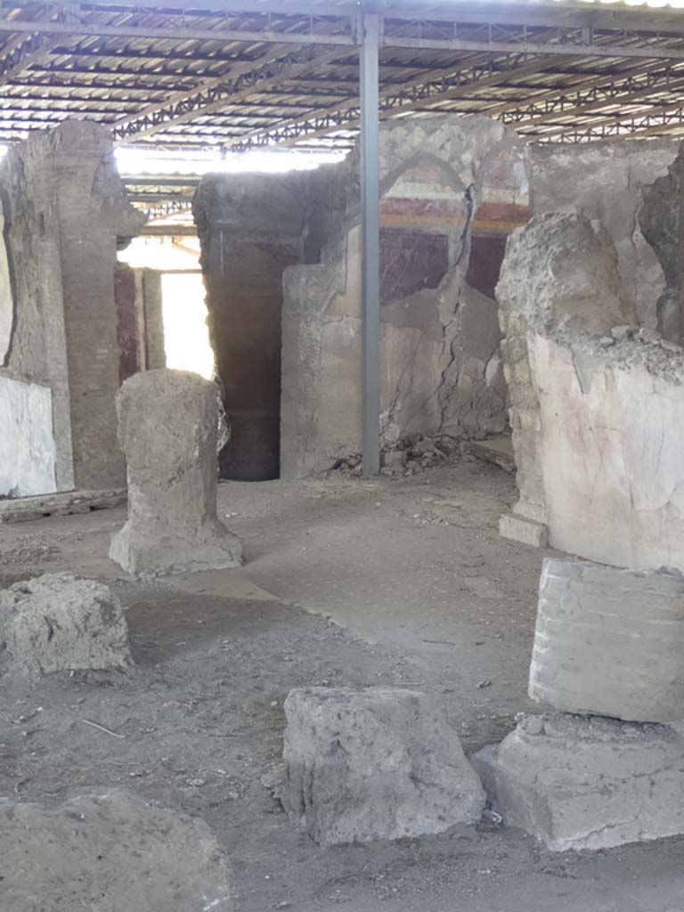 VI.17.41 Pompeii. September 2017. 
Looking north-west across impluvium in atrium towards doorway to small cubiculum and north ala. 
Foto Annette Haug, ERC Grant 681269 DÉCOR.