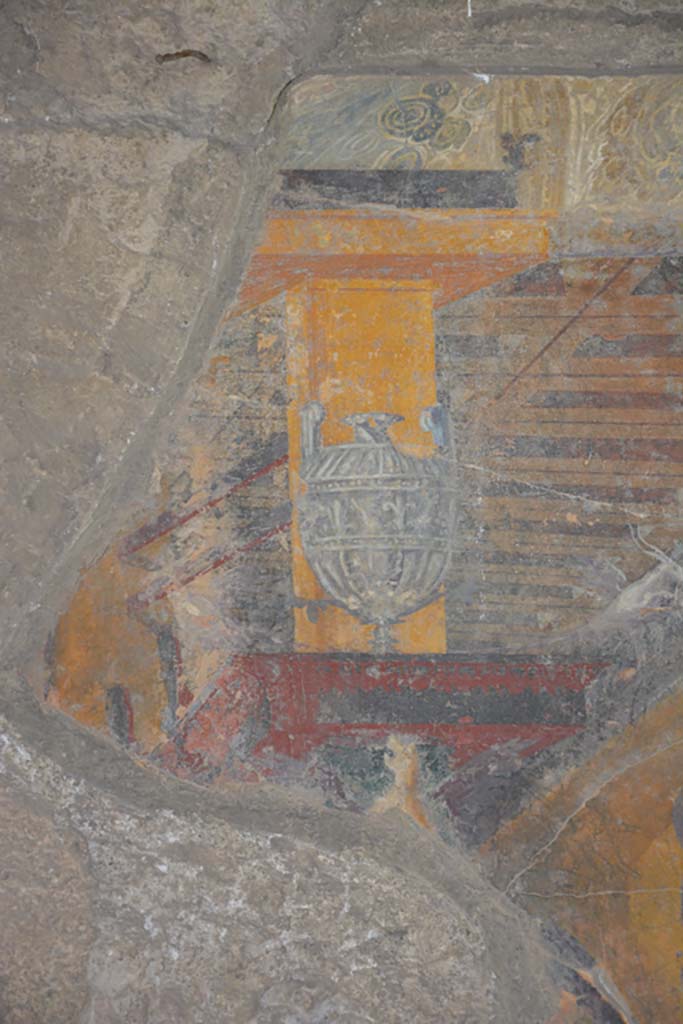 VI.17.41 Pompeii. September 2019. 
Cubiculum 17, detail of object on an Ionic shelf from upper north wall in north-east corner.
Foto Annette Haug, ERC Grant 681269 DÉCOR.