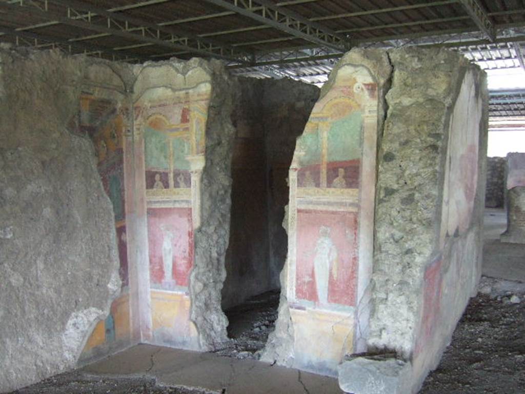 VI.17.41 Pompeii. May 2006. East wall of small room or cubiculum on north side of tablinum.