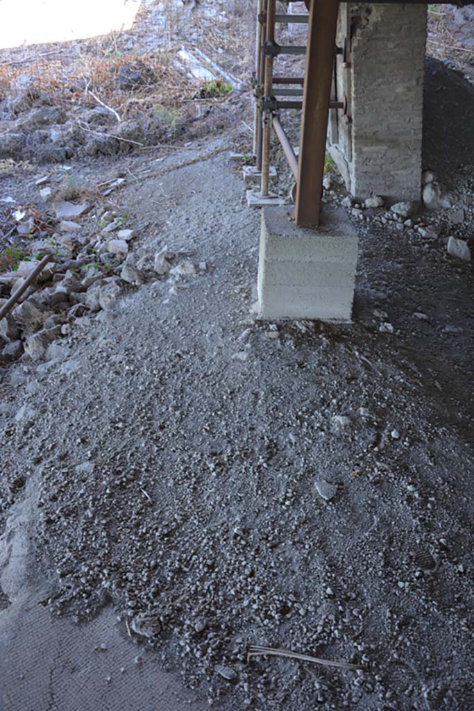 VI.17.41 Pompeii. September 2019. 
Looking north along portico flooring on west side of rear rooms. 
Foto Annette Haug, ERC Grant 681269 DÉCOR.