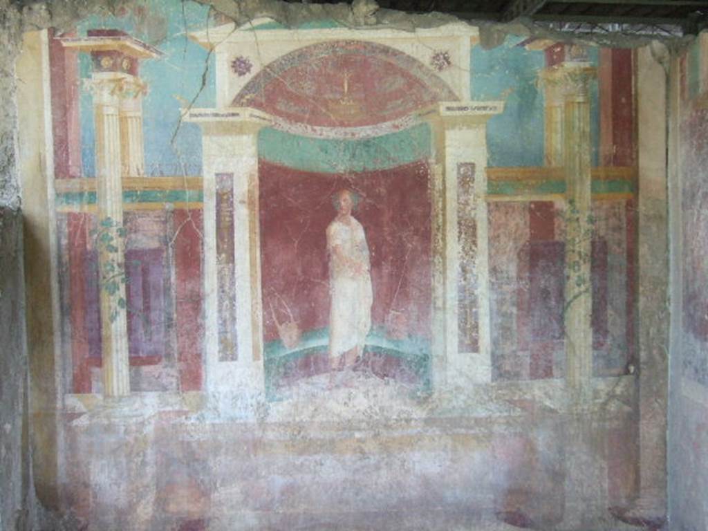 VI.17.41 Pompeii. May 2006. 
East wall of exedra 18 on north side of cubiculum 17. Architectural painting of robed figure in an apse on east wall.