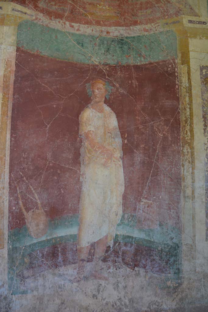 VI.17.41 Pompeii. September 2019. Detail of painted figure in centre of east wall of exedra 18.
Foto Annette Haug, ERC Grant 681269 DÉCOR.