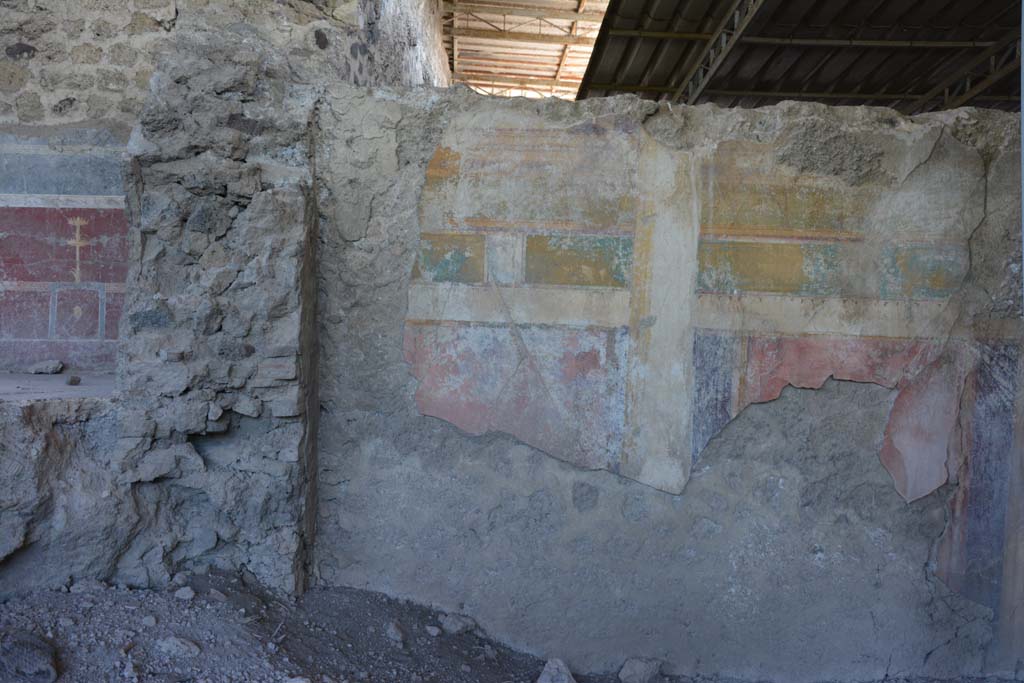 VI.17.41 Pompeii. September 2019. 
Looking towards dividing wall between cubiculum of VI.17.36, on left, and triclinium 20 of VI.17.41, centre and right.
Foto Annette Haug, ERC Grant 681269 DÉCOR.