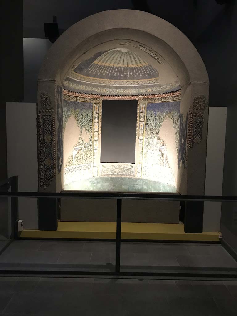 VI.17.42 Pompeii. April 2019, on display in Antiquarium.
Summer triclinium 31, original nymphaeum mosaic pattern reconstructed in exhibition apse. 
Photo courtesy of Rick Bauer.