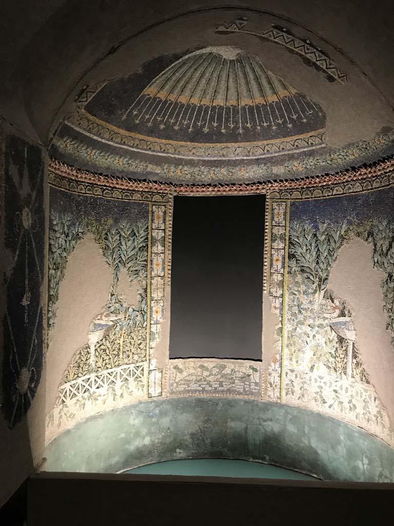 VI.17.42 Pompeii. April 2019, on display in Antiquarium.
Summer triclinium 31, detail of original nymphaeum mosaic pattern reconstructed in exhibition apse. 
Photo courtesy of Rick Bauer.