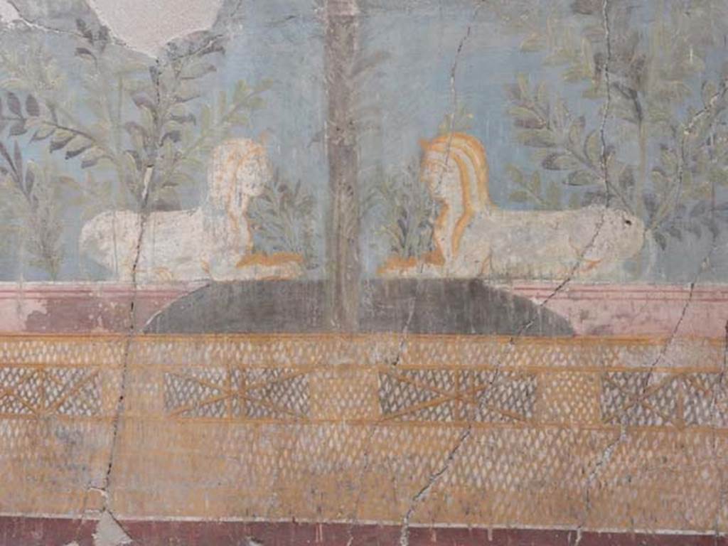 VI.17.42, Pompeii, May 2018. Summer triclinium 31.
Detail of fragment of the wall of the summer triclinium decorated with a pair of facing Sphynxes within a lush garden.
Archaeological Park of Pompeii, inv 87228.   Photo courtesy of Buzz Ferebee.