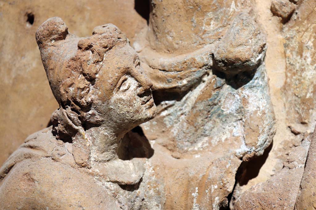 VI.17.42, Pompeii. February 2021. Detail from terracotta plaque found in VI.17.42. 
On display in Antiquarium, from Insula Occidentalis. Photo courtesy of Fabien Bièvre-Perrin (CC BY-NC-SA).