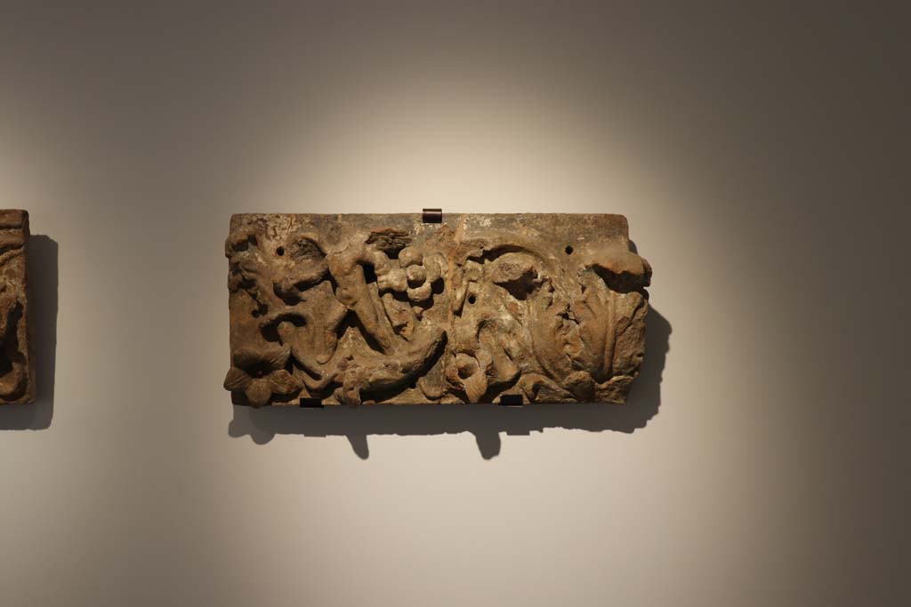 VI.17.42, Pompeii. February 2021. Terracotta plaque found in VI.17.42, on display in Antiquarium, from Insula Occidentalis. 
Photo courtesy of Fabien Bièvre-Perrin (CC BY-NC-SA).